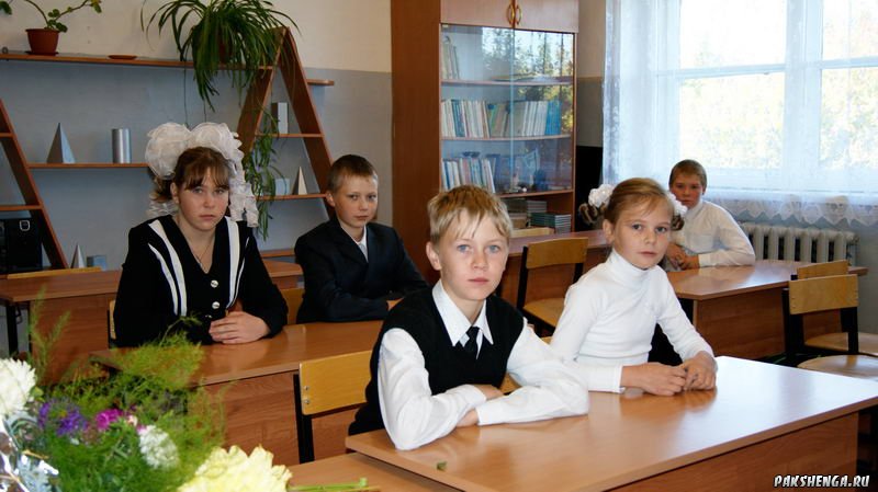 "День знаний" 1 сентября 2012 год. 6 класс. Голубчиков Владислав, Шаманина Ксения, Шаманина Евгения, Шаманин Кирилл, Листов Слава.